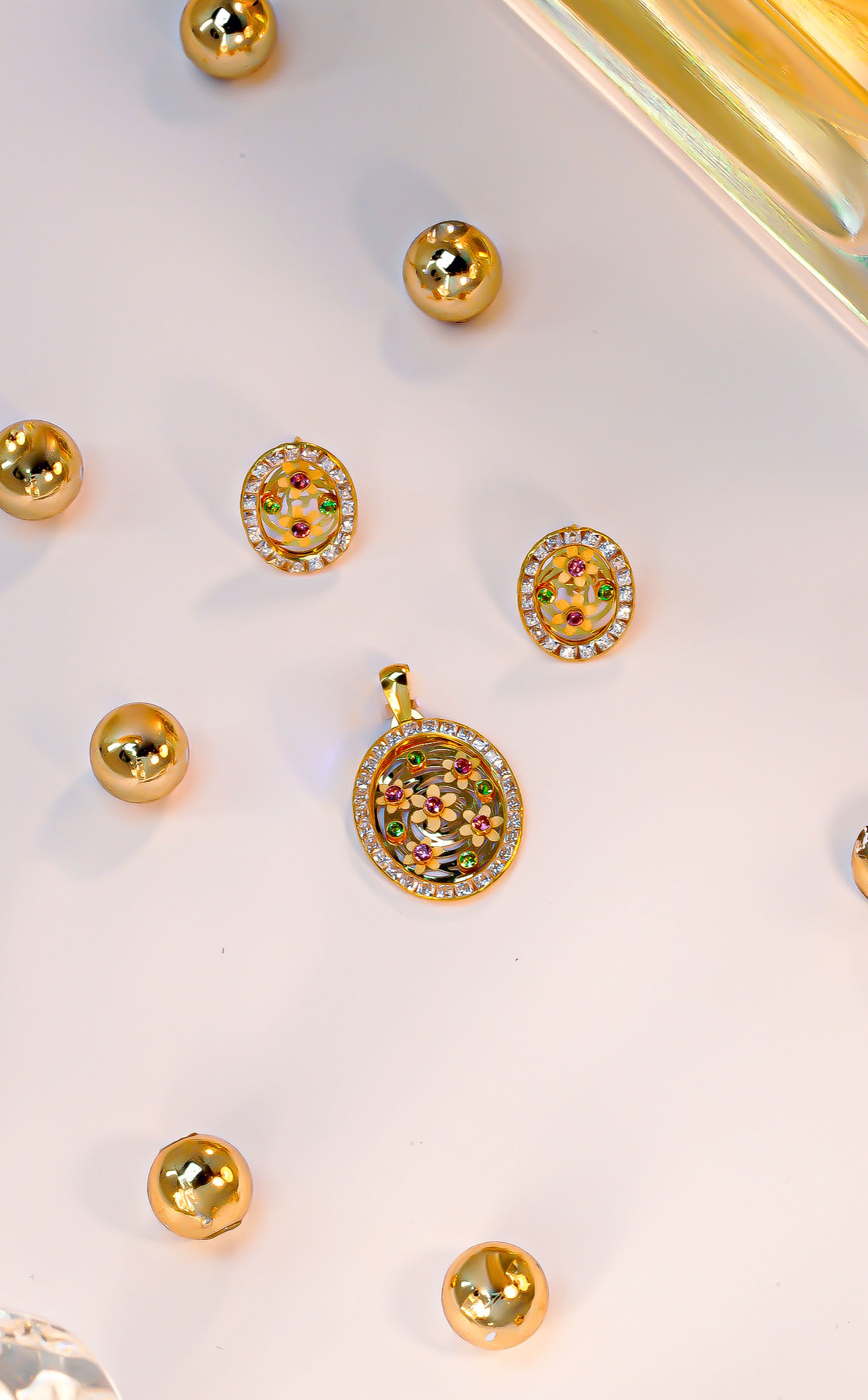 أقراط وقلادة من الذهب عيار 18 