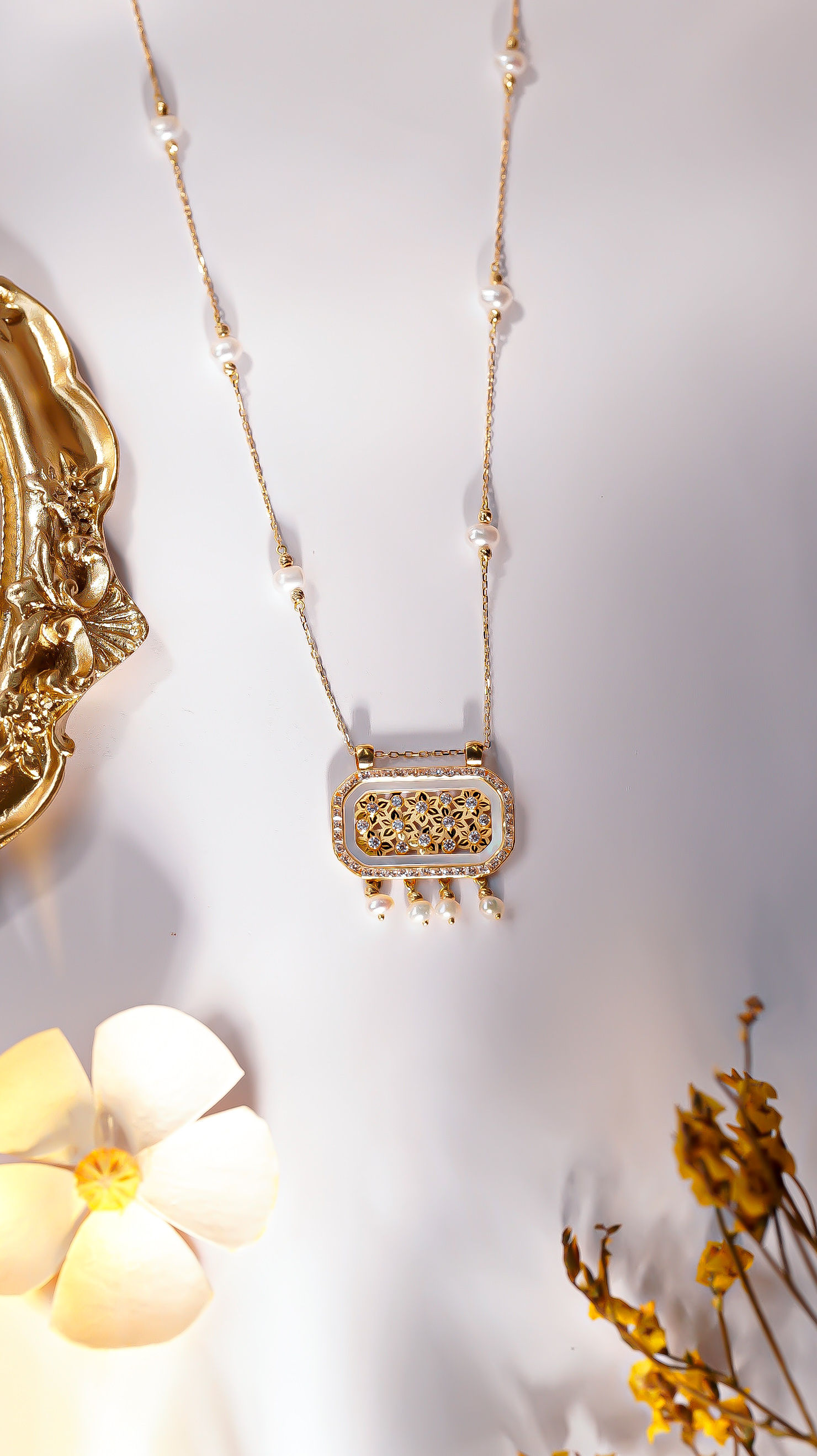 عقد ذهب عيار 18