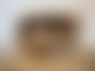 優雅に横たわる女性