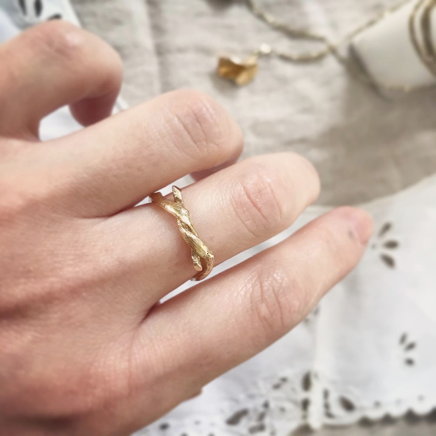 バラの小枝リング / Rose Twig Ring