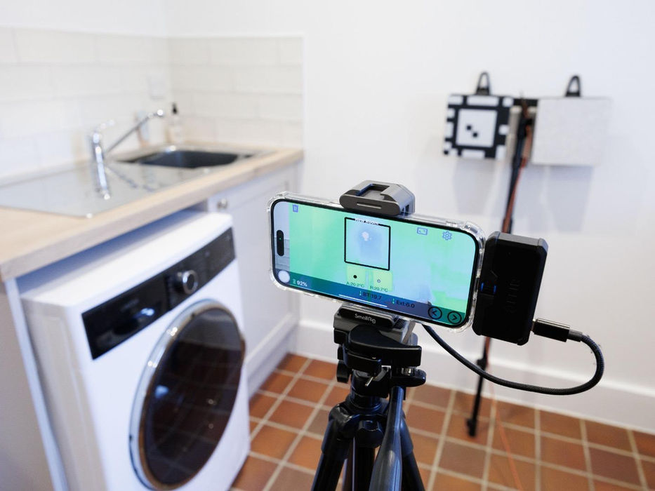 Heat3D equipment to measure U-vales of walls and floors