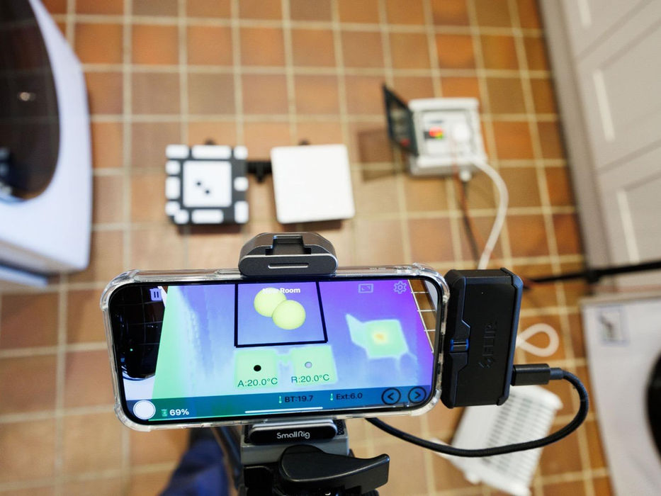 Heat3D equipment to measure U-vales of walls and floors