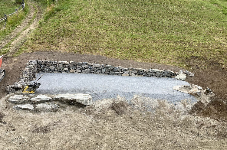 Wir haben einen neuen Sitzplatz mit Trockenmauer gebaut, mit Natursteinen aus der Umgebung.