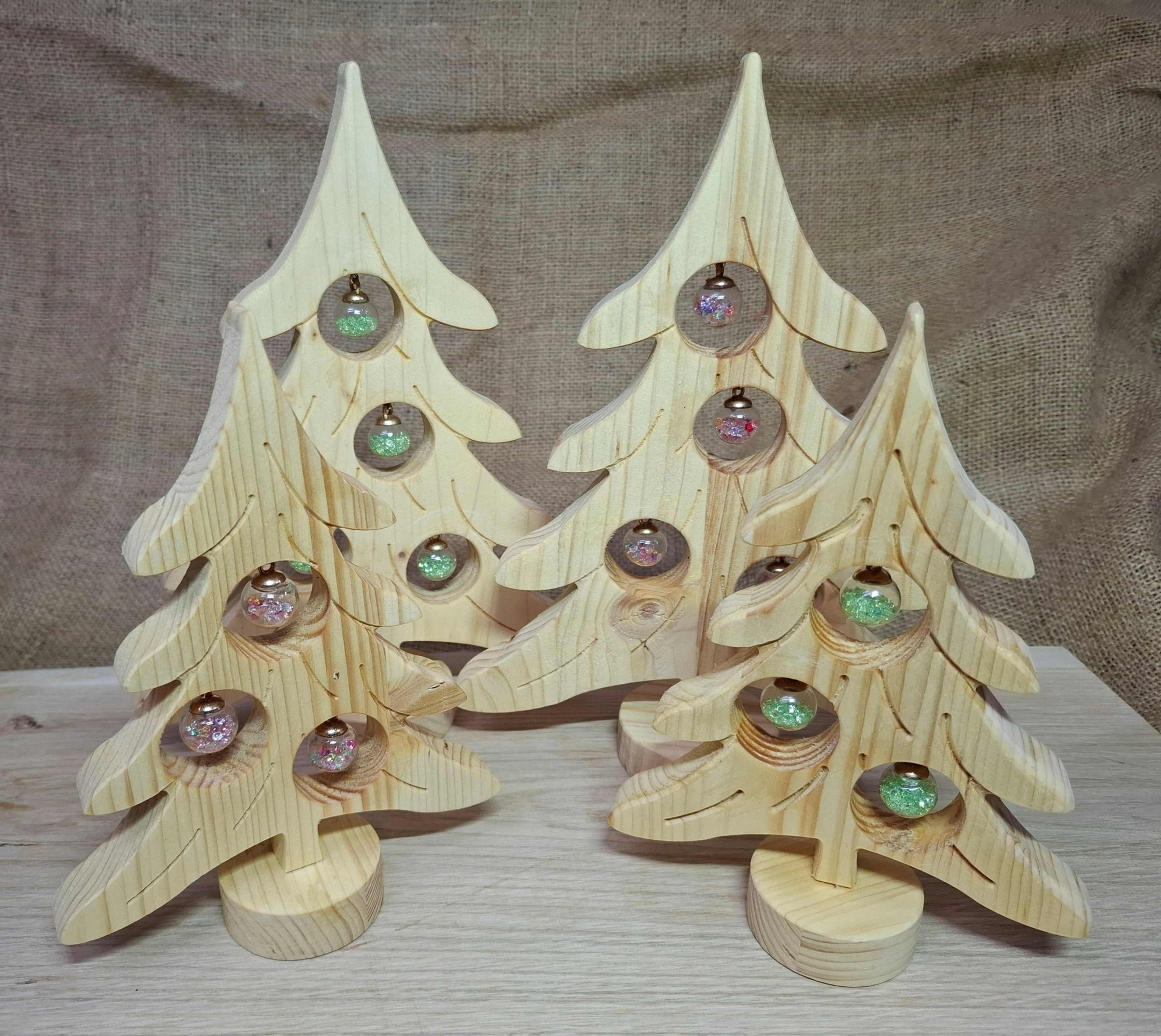 Weihnachten - Christbaum mit gefüllten Glaskugeln