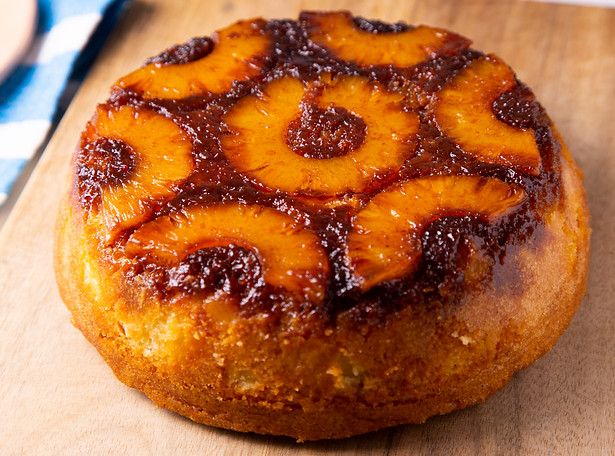 Bolo de abacaxi invertido e caramelo.jpg