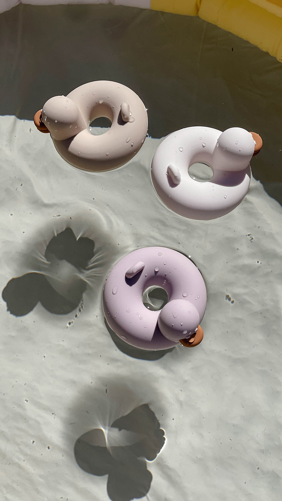 الصورة المصغرة: Silicone Bath Toy Duckie - White, Ooh Noo