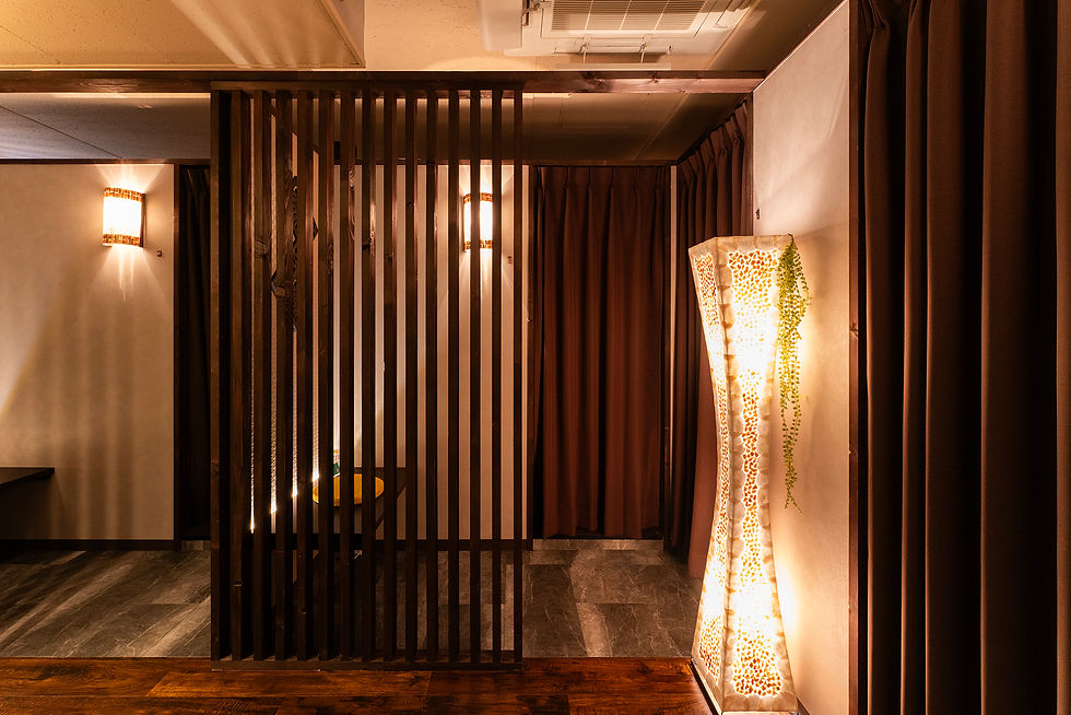 木を多用する内装が落ち着きを与える