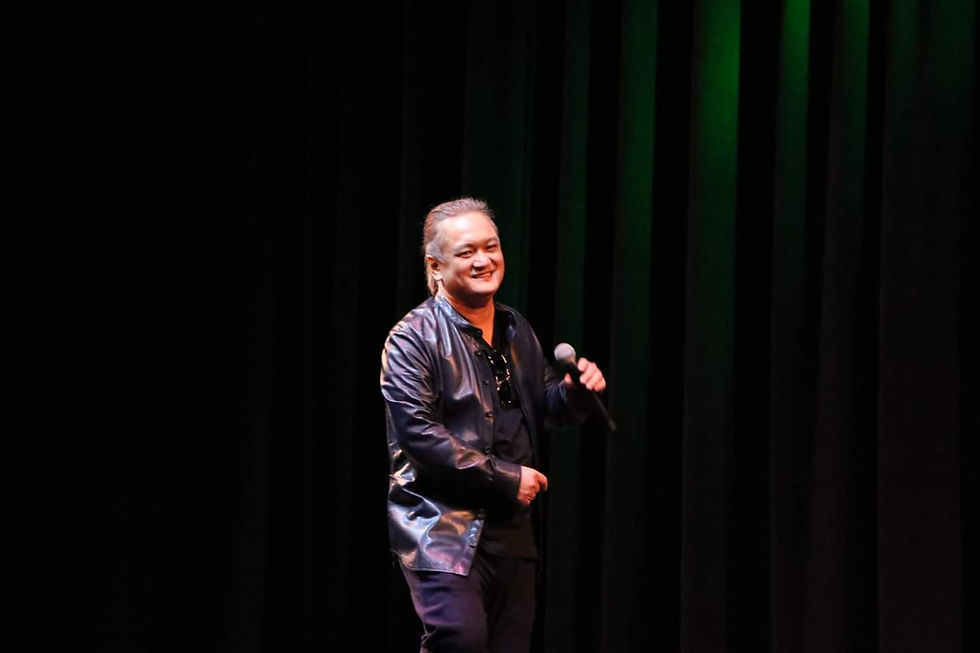 Alving singing in front of the audince