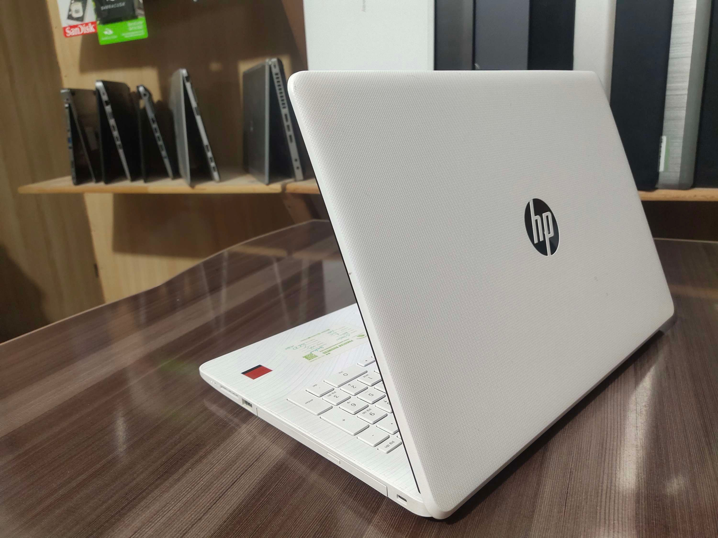 **HP 15 - 2 GB Graphics - White**