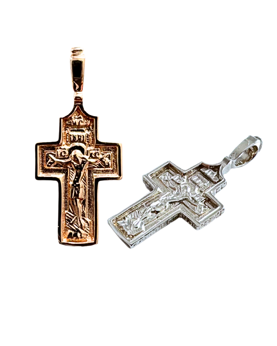 Feines orthodoxes Kreuz aus 585er Roségold, mit den Maßen 23×10 mm.