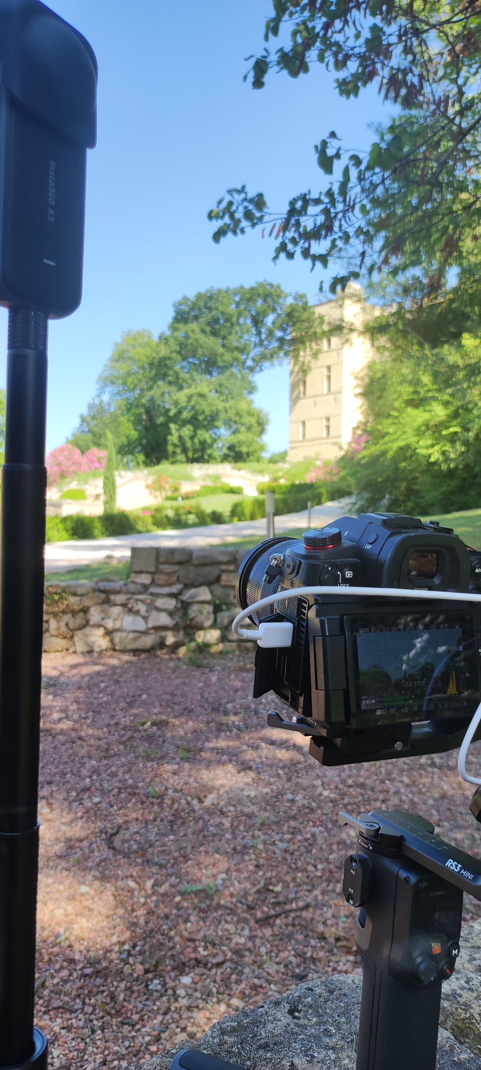 Matériel de tournage professionnel (Lumix + Insta360) en plein air, devant un château – making of d’un projet