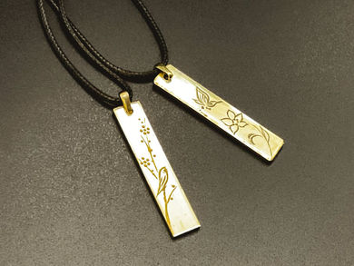 ペンダントトップ 和彫り彫金 梅鶯・花と蝶