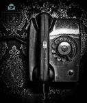 Ein altes Telefon hängt an einer Wand, Schwarz-Weiß-Fotografie