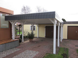 Carport mit unterschiedlichen Pfostenlängen weiß mit Schieferblende