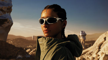 Nahaufnahme einer Person mit Kleidung der Marke Oakley