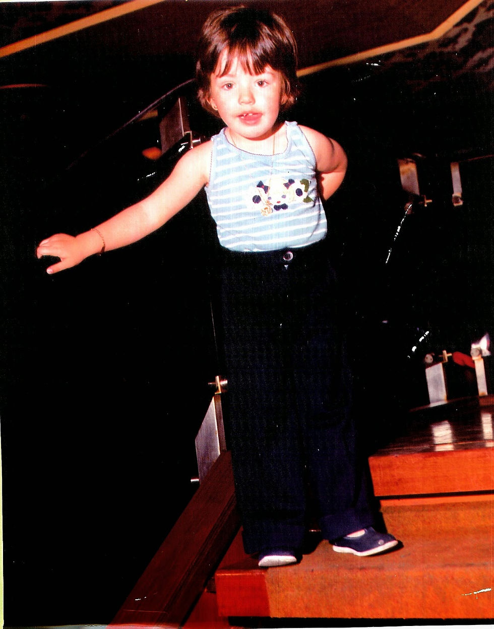Elisa Agudo en las escaleras de Riofrío