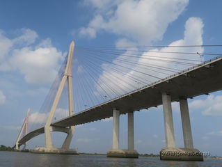 Trên bến Ninh Kiều