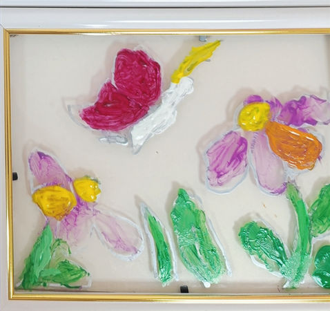 ציור של פרחים ופרפר על זכוכית 