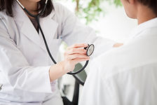 会社健診で診察を受ける男性