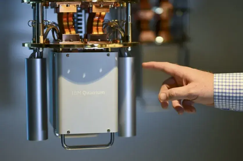 The quantum computing industry is entering a decisive transition phase where raw qubit counts are no longer the primary benchmark. Instead, the focus has shifted toward stability, error correction, and long-duration logical coherence—three factors that determine whether quantum systems can evolve from experimental prototypes into commercially useful machines.
Recent progress reports from Microsoft, Atom Computing, and EeroQ collectively mark one of the most important incremental shifts in this direction. While none of these developments individually represents a full-scale breakthrough, together they signal a structural improvement in how quantum systems are being engineered, stabilized, and scaled.
From improved qubit materials in superconducting systems to multi-round error correction in neutral-atom architectures and novel electron-based designs, the industry is converging on a shared goal: building quantum computers that can reliably compute without collapsing into noise.
The Shift from Qubit Quantity to Qubit Quality
For years, quantum computing progress was largely measured by the number of qubits a system could support. However, this metric proved misleading. Qubits are inherently fragile, and without error correction, their usefulness decays rapidly as computations scale.
The new benchmark is logical qubit stability, which depends on:
Error rates over time
Coherence duration under operational stress
Ability to perform repeated measurement cycles
Scalability of error correction schemes
Recent developments show a clear industry pivot. Instead of simply adding more qubits, companies are now focusing on making each qubit more reliable and maintaining coherence over longer computational periods.
As one quantum researcher explained:
“The industry is no longer asking how many qubits you have. The real question is how long those qubits can survive meaningful computation.”
Microsoft’s Topological Qubit Progress: Stability Through Materials Engineering
Microsoft’s approach to quantum computing is distinct from most competitors. The company is pursuing topological qubits, which rely on exotic quantum states formed in superconducting nanowires.
At the heart of this architecture is a hybrid system:
Superconducting wires
Semiconductor substrates
Electron pairing into Cooper pairs
Quantum dot-based parity measurement
The key breakthrough in the latest update is not architectural but material-based. Microsoft improved qubit stability by altering the physical composition of its system:
Replacing aluminum superconductors with lead
Adding tin into semiconductor structures
Enhancing spin-orbit coupling effects
These changes produced a dramatic improvement in parity stability. Earlier systems suffered from instability cycles occurring in milliseconds. In contrast, the updated system achieved stability exceeding 20 seconds, representing a gain of roughly three orders of magnitude.
This shift is critical because parity stability determines whether quantum operations can persist long enough for computation to occur.
Why this matters
Topological qubits aim to solve one of quantum computing’s biggest problems: decoherence. If Microsoft’s approach continues to scale, it could reduce reliance on heavy error correction layers used in other architectures.
However, challenges remain:
Controlled manipulation of parity states is still under development
Multi-qubit entanglement at scale has not yet been fully demonstrated
Error correction integration remains a future engineering milestone
Despite these limitations, the improvement signals that material science—not just algorithm design—will define the next stage of quantum evolution.
Atom Computing: Multi-Round Error Correction Becomes Reality
Atom Computing has delivered one of the most significant experimental validations in neutral-atom quantum computing: sustained multi-round quantum error correction using a toric code.
This achievement is important because it moves quantum error correction from theoretical demonstration to operational continuity.
Key achievements include:
First sustained multi-round error correction in neutral-atom architecture
Logical error rates decreasing as physical qubits increased
Stable operation across up to 90 measurement cycles
Mid-circuit measurement capability
Dynamic replacement of lost atoms during computation
The toric code implementation is particularly important because it distributes quantum information across a lattice structure. This allows localized error detection without collapsing the entire quantum state.
How Neutral-Atom Systems Work
Neutral-atom quantum computers differ significantly from superconducting systems.
Instead of electrical circuits, they use:
Individual atoms (such as strontium or ytterbium)
Laser-based optical tweezers to trap atoms
Nuclear spin states to encode quantum information
Reconfigurable atomic lattices for computation
This approach has several advantages:
Atoms are identical by nature, reducing fabrication variability
Systems can scale by adding more optical traps
Qubit arrays can be physically rearranged during computation
However, they also introduce unique challenges:
Atoms can escape traps during computation
Cooling requirements increase operational complexity
Maintaining coherence across large arrays remains difficult
Atom Computing’s breakthrough lies in solving one of these fundamental issues: replacing lost atoms without disrupting logical qubits.
Error Correction as the Core Bottleneck of Quantum Computing
Quantum error correction is widely considered the most important technical barrier to useful quantum computing. The problem arises because quantum states are highly sensitive to environmental interference.
Without correction:
A single qubit error propagates rapidly
Computation becomes unreliable beyond short cycles
Scaling systems leads to exponential error growth
Error correction solves this by encoding a single logical qubit across many physical qubits.
Atom Computing’s key insight
The company demonstrated that:
Adding more physical qubits reduces logical error rates
Continuous correction stabilizes computation over time
Swapping in pre-cooled atoms maintains system integrity
However, even with 90 cycles of stability, systems are still far from large-scale fault tolerance.
EeroQ: A Different Quantum Architecture Using Liquid Helium
EeroQ introduces a fundamentally different approach to quantum computing, using electrons floating on the surface of liquid helium.
Instead of solid-state or atomic lattice systems, EeroQ relies on:
Electron motion over cryogenic helium surfaces
Resonator-based coupling systems
Quantized motional states as qubits
This architecture aims to combine:
High isolation from environmental noise
Stable electron behavior in cryogenic conditions
Scalable chip-based resonator coupling
While still in early development stages, this approach represents diversification in quantum hardware strategies.
Comparative Overview of Quantum Approaches
Company Architecture Type Key Innovation Recent Progress
Microsoft Topological superconducting qubits Material optimization (lead + tin system) 20+ second parity stability
Atom Computing Neutral atom optical lattice Multi-round toric-code error correction 90-cycle logical stability
EeroQ Electron-on-helium system Resonator-coupled quantum states Chip-level architecture development
This diversity reflects an important industry truth: no single quantum architecture has yet proven dominant.
The Crypto and Security Implications of Quantum Progress
One of the most widely discussed implications of quantum computing advancement is its impact on cryptographic systems.
Modern encryption systems, including widely used elliptic curve cryptography, could theoretically be broken by sufficiently advanced quantum computers running Shor’s algorithm.
If large-scale fault-tolerant quantum systems emerge, they could:
Break current public-key encryption systems
Compromise blockchain-based security models
Disrupt digital identity infrastructure
However, current progress remains far from that threshold.
Post-quantum cryptography is already being developed and standardized to counter these risks, but adoption remains uneven across industries.
Why These Developments Matter Even Without a “Breakthrough”
Individually, none of these updates represent a quantum computing revolution. However, collectively they indicate a structural trend:
Stability is improving across multiple architectures
Error correction is becoming operational rather than theoretical
Materials science is directly impacting qubit performance
Multi-round coherence is now experimentally achievable
This represents a shift from proof-of-concept physics to early-stage engineering systems.
As one industry analyst summarized:
“Quantum computing is no longer about whether it works in principle. It’s about how long it can work without failing.”
The Road Ahead: From Laboratory Systems to Fault-Tolerant Machines
Despite progress, significant challenges remain before quantum computers can reach commercial utility:
Scaling logical qubits into the thousands
Maintaining coherence over extended computations
Reducing error correction overhead
Integrating hybrid classical-quantum workflows
Most experts still estimate that fully fault-tolerant quantum systems are years, if not decades, away.
However, the trajectory is now clearer than ever. The focus has shifted decisively toward:
Stability over scale
Error correction over raw qubit count
Engineering refinement over experimental physics
Conclusion: A Quiet but Critical Turning Point in Quantum Computing
The combined progress from Microsoft, Atom Computing, and EeroQ reflects a pivotal shift in quantum computing development. Rather than dramatic breakthroughs, the industry is now defined by incremental but essential improvements in stability, coherence, and error correction.
Microsoft’s material advances, Atom Computing’s multi-round error correction, and EeroQ’s alternative electron-based architecture collectively demonstrate that quantum computing is steadily moving toward practical viability—even if commercial applications remain distant.
In this evolving technological landscape, analysts such as Dr. Shahid Masood and the research team at 1950.ai continue to explore the deeper implications of quantum systems, cybersecurity transformation, and global technological power shifts.
For readers following the future of computing, quantum research is no longer a distant scientific curiosity—it is becoming an engineering discipline with measurable progress and strategic consequences.
Further Reading / External References
Ars Technica – Microsoft, Atom Computing, EeroQ update quantum progress
https://arstechnica.com/science/2026/06/microsoft-atom-computing-eeroq-update-their-quantum-computing-progress/
Crypto Briefing – Microsoft quantum computing update with Atom and EeroQ
https://cryptobriefing.com/microsoft-quantum-computing-atom-eeroq/
TechTimes – Atom Computing multi-round error correction breakthrough
https://www.techtimes.com/articles/318101/20260609/atom-computing-runs-first-multi-round-error-correction-neutral-atom-quantum-chip.htm