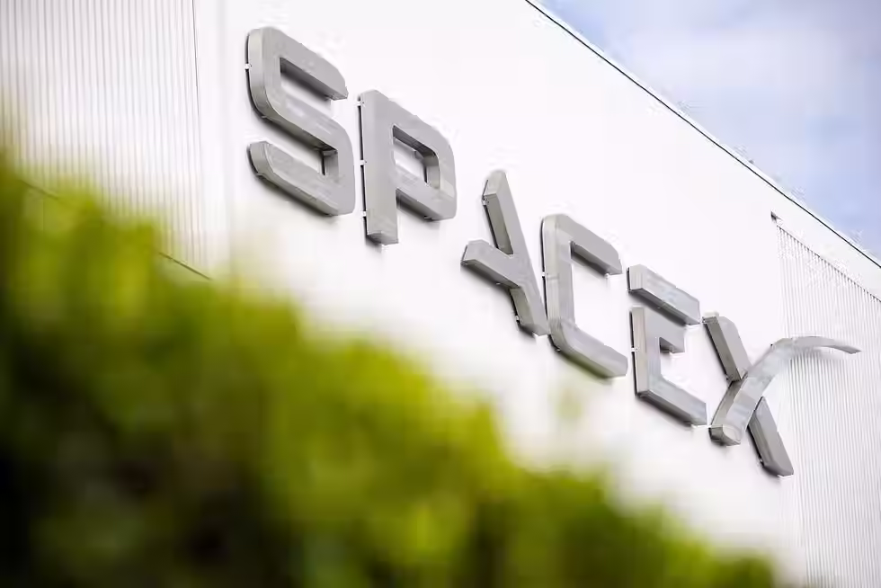 Further Reading / External References
Tech
https://www.cnbc.com/2026/10/26/spacex-closes-40-billion-debt-deal-for-ai-chips-elon-musk-.html
Musk said SpaceX closed $40 billion in debt financing for AI chips
https://qz.com/spacex-musk-40-billion-debt-gpus-neoclouds-102626