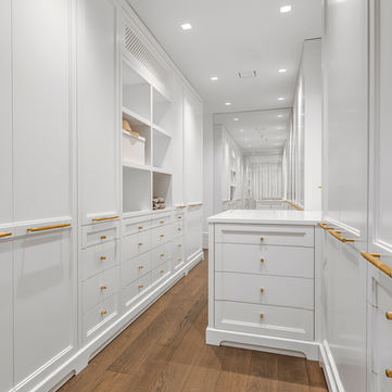 Walk in garderobe i gull og hvitt