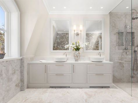 ✨ Ukens baderom: Diskré luksus i Shaded White med rillede baderomsfronter ✨