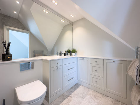 ✨Baderomsinnredning i vinkel med heldekkende benk og detaljer i krom✨