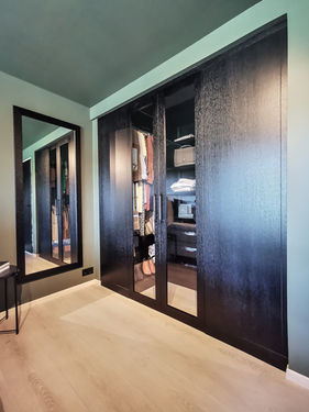 Walk-in Closet innfelt i nisje og speil med ramme.