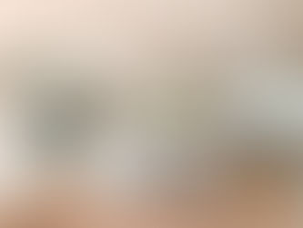 Kjøkken i tiden - Diskré sølv-aktig blå overflater med elementer i naturlig eik