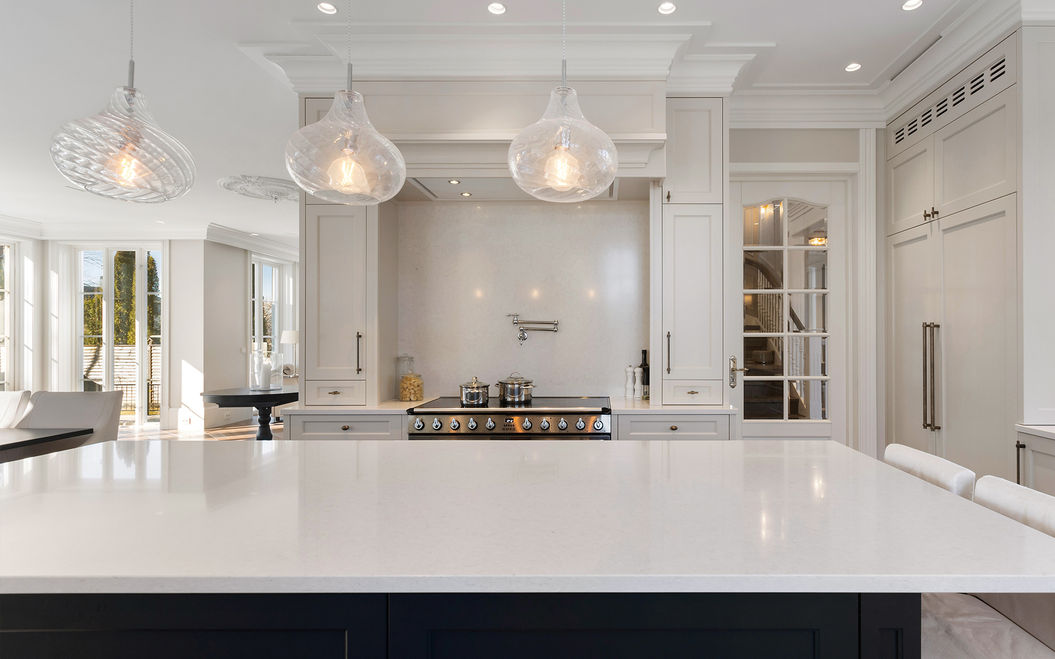 Gruve med Smeg-komfyr, høyskap med kjøl og frys og glassdør til gang og utsikt til stue