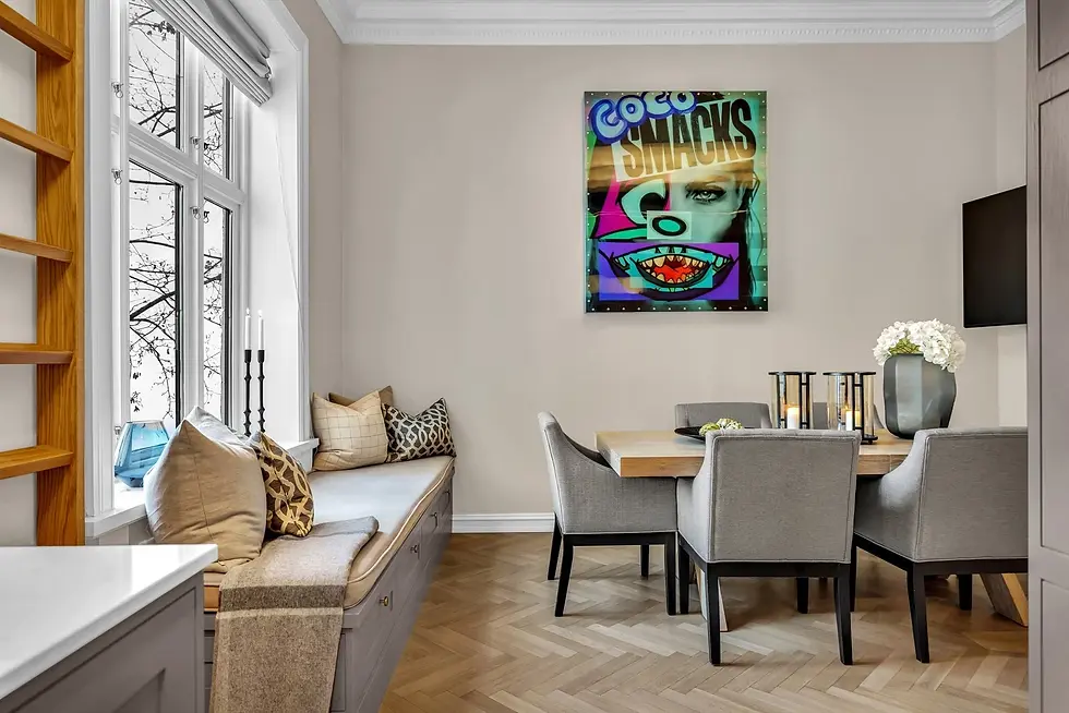 Sittebenk i samme utførelse som kjøkkenet, med puter som gir en lun kontrast