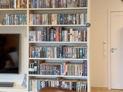 ✨ Bok-elskerens Paradis: Bibliotek med Skreddersydde Bokhyller og Lesehjørne✨