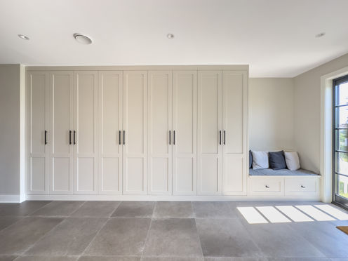 Her har vi laget en stor garderobe med enkle ramme-dører i shaker stil