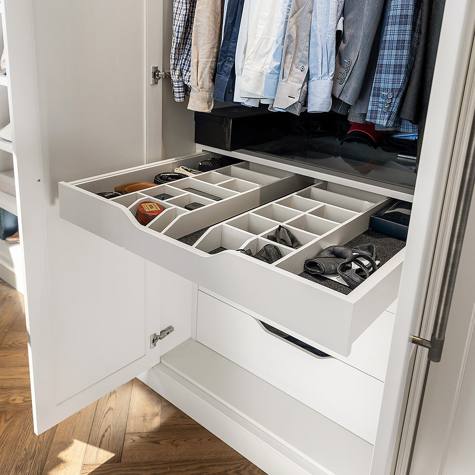 Uttrekksbrett med inndelinger for tilbehør i garderobe.