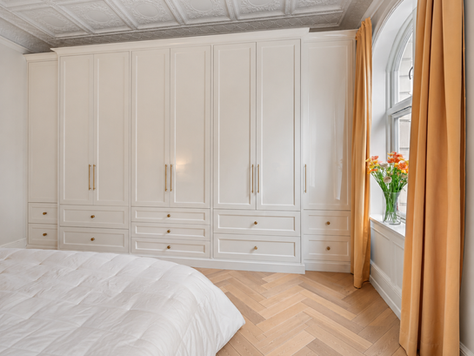 Plassbygd soveromsgarderobe i høyglans med messingdetaljer