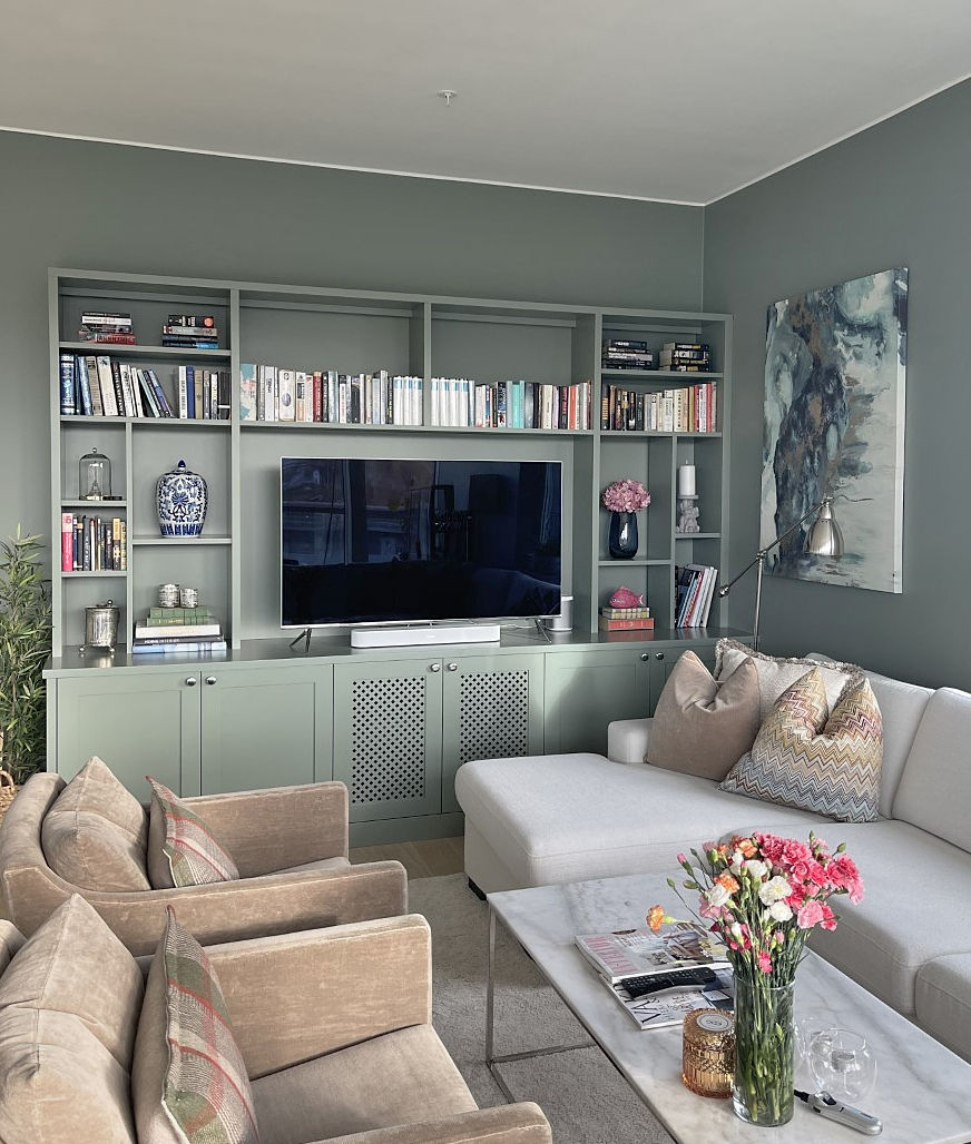 TV benk og bokhyller i dempet grønn, farge 4708-G34Y (Jotun Antique Green) 8701 knotter fra Beslagteknikk.
