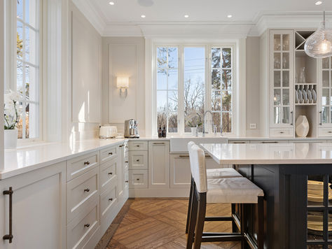 ✨Ukens plassbygde kjøkken i behagelige toner med en touch av neo-klassisk stil🌸