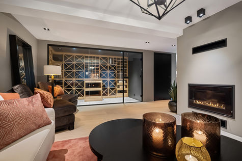 Her kan man nyte et glass vin foran peisen i kjellerstuen mens man betrakter det flotte vinrommet