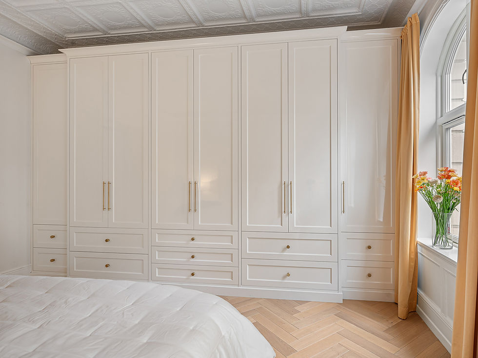 Plassbygd soveromsgarderobe i høyglans med messingdetaljer