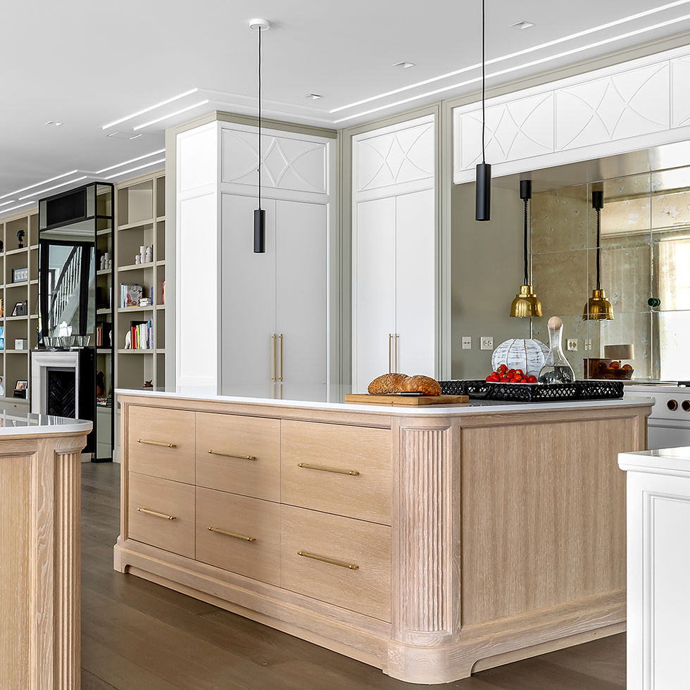 Dette kjøkkenet er et mesterstykke av design og godt håndverk. Her har designeren valgt en kombinasjonen av kraftig rammeverk i F&B Hardwick White og fronter med buede ornamenter i Klassisk Hvit - Noe som skaper et moderne og sofistikert uttrykk med tradisjonelle røtter.