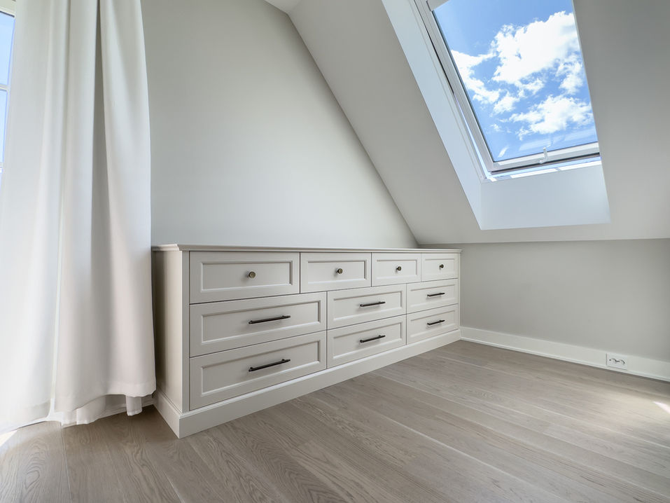 Bred kommode med skuffer