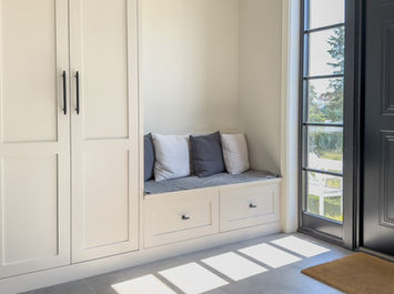 En sittebenk praktisk plassert rett ved inngangsdøren (manglende sittepute på mål etterleveres)