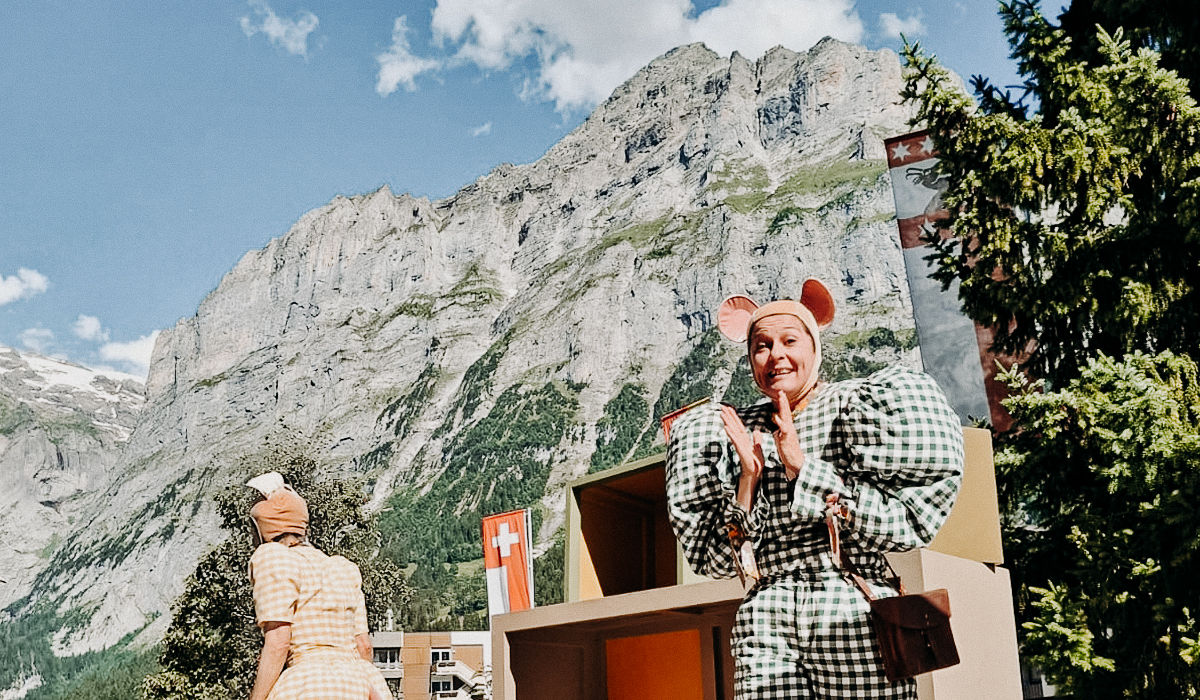 Schauspieler:innen während des Theaters «Frederick» auf der Panorama-Terrasse des Parkhotel Schoenegg.