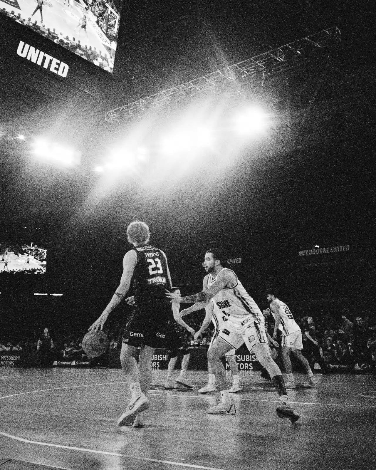 luke travers vs dj mitchell in the nbl at john cain arena