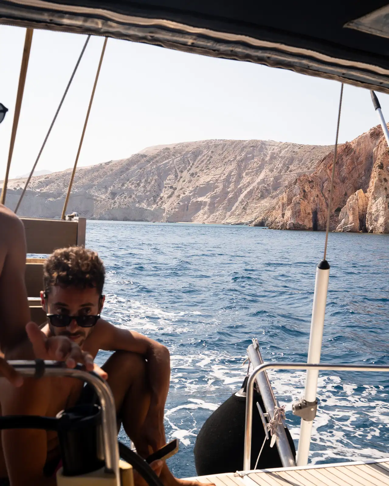 horizon yacht tour in the water of milos island