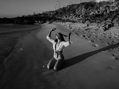 beach-sunset-photoshoot-taylah-rose-photos-shadow-black-and-white.webp