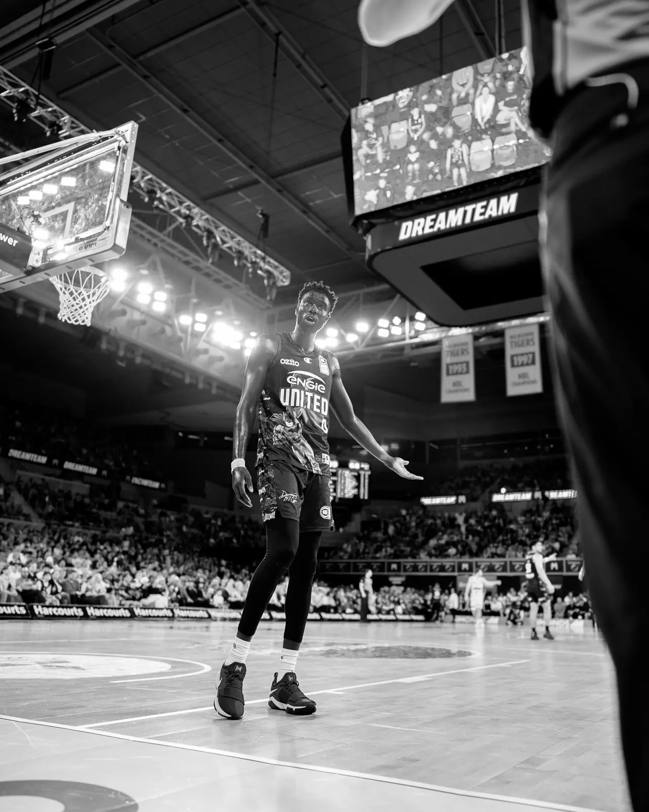 melbourne united nbl player talking to the ref