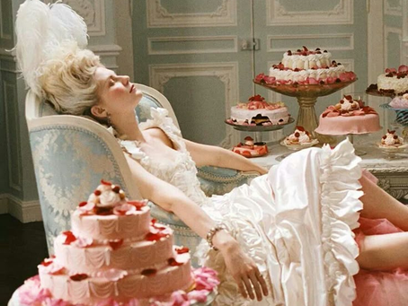 Moda y gastronomía: el chic francés en cada bocado de María Antonieta 👗🍰✨