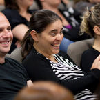 קהל במופע יצא(ה)גבר בבית ציוני אמריקה